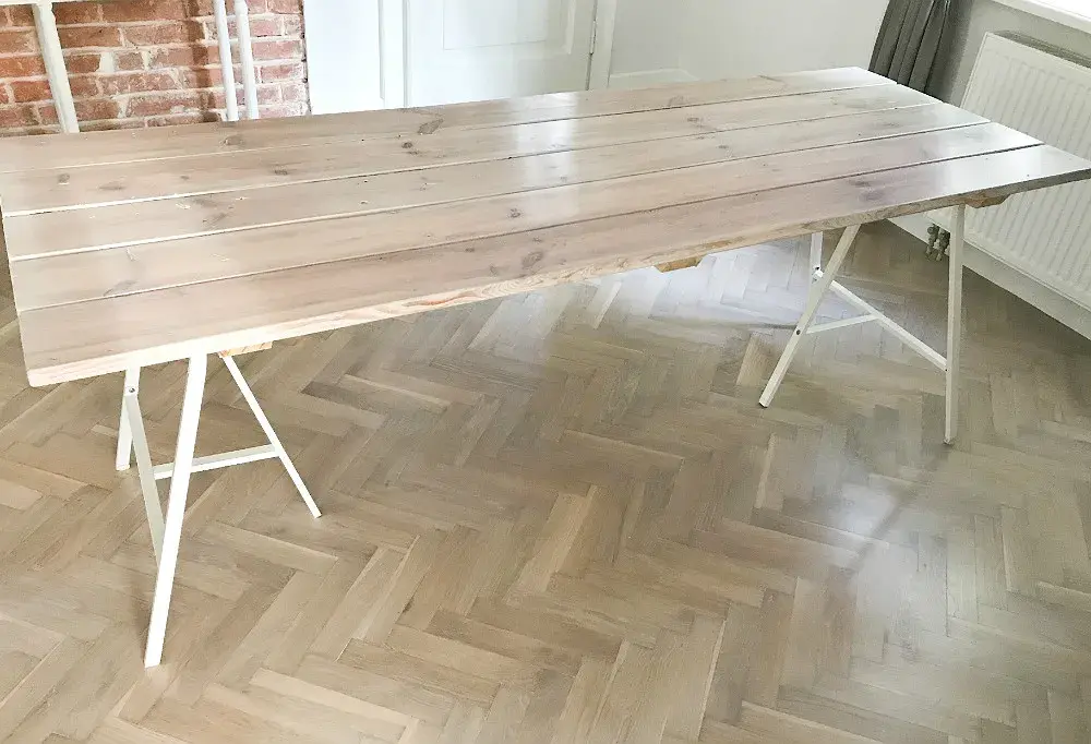Jak zrobić stół ze starych desek – prosty sposób na unikalny mebel DIY
