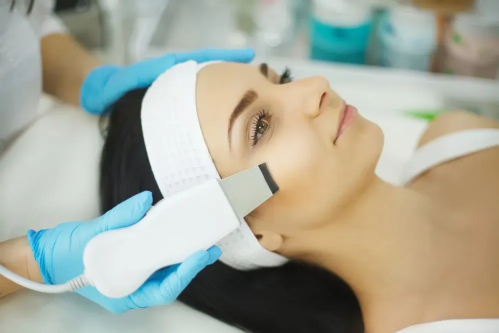 Peeling kawitacyjny - co to jest i jak może poprawić Twoją skórę
