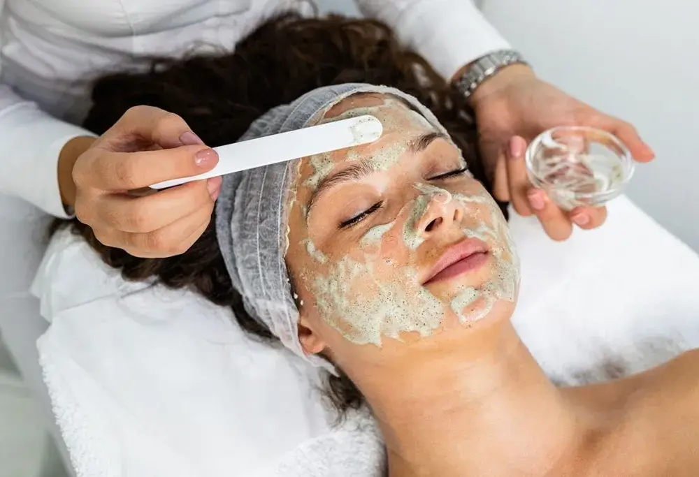 Ile trzymać peeling na twarzy, aby uniknąć podrażnień i uzyskać efekty?