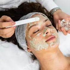 Ile trzymać peeling na twarzy, aby uniknąć podrażnień i uzyskać efekty?