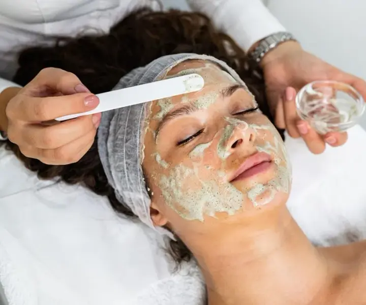 Ile trzymać peeling na twarzy, aby uniknąć podrażnień i uzyskać efekty?