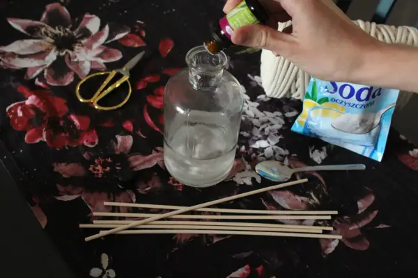 Jak stworzyć dyfuzor zapachowy DIY - proste przepisy i porady